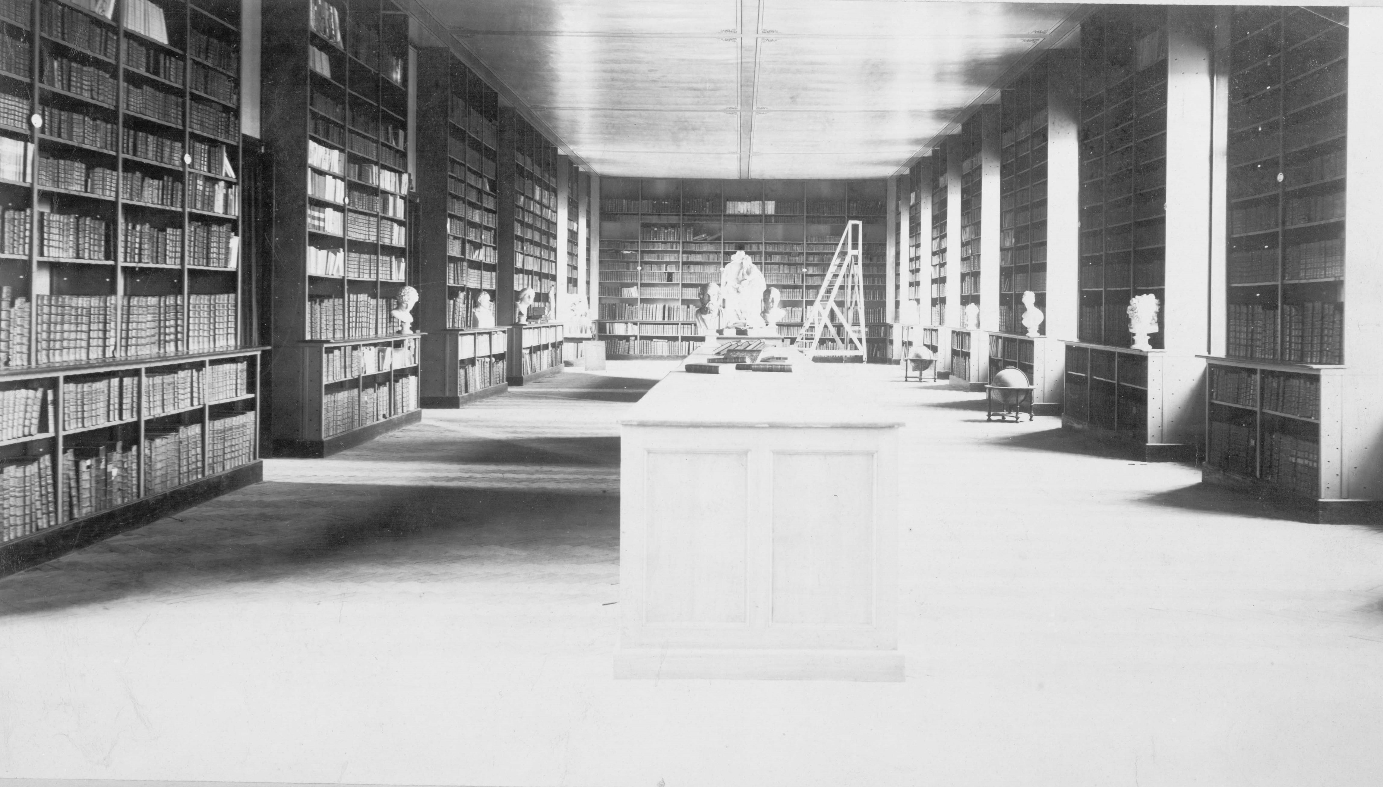 Bibliothèque en 1880